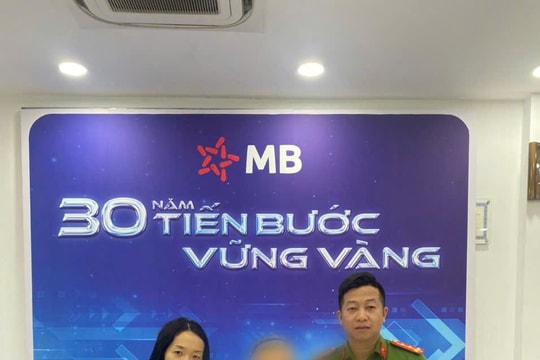 Thấy cụ bà đến ngân hàng rút tiền tiết kiệm với vẻ mặt sợ sệt, nhân viên ngân hàng MB lập tức báo công an