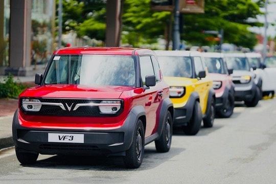 Đối tác muốn mua 2.200 xe điện VinFast để lập hãng taxi mới: Sắp trả cổ tức bằng tiền, cổ phiếu "bốc đầu" lên sát đỉnh lịch sử