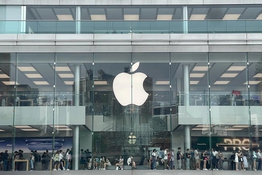 Cầm hàng xấp tiền mặt, người Nga đổ xô tới các cửa hàng Apple tại trung tâm tài chính hàng đầu châu Á để tìm cơ hội kinh doanh