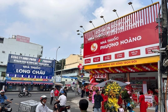 'Long tranh Phượng đấu': Founder Pharmacity mở nhà thuốc mới mang tên Phượng Hoàng, đặt đối diện Long Châu 