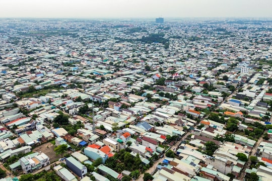 Khu nhà khổng lồ, vách kề vách, tường sát tường tại phường có dân số gần bằng quận 1