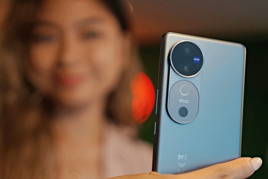 Smartphone 5G, camera Zeiss giá 13 triệu từ vivo