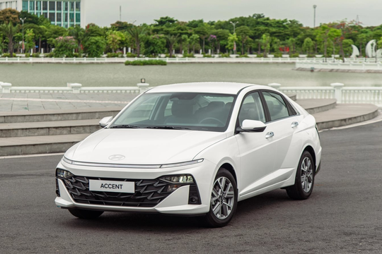 Hyundai bán hơn 10.300 xe trong tháng 11- Accent, Santa Fe ghi điểm doanh số 