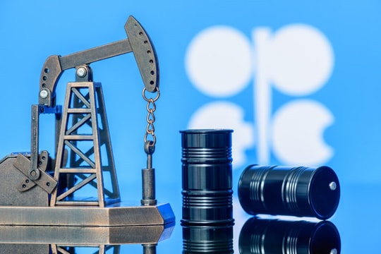 Giá thấp, nhu cầu ảm đạm, OPEC+ hoãn tăng sản lượng dầu