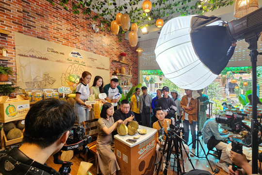 Thành quả đến với những nhà bán hàng từng kiên trì livestream đều đặn 4-8 tiếng/ngày dù chỉ vài chục mắt xem