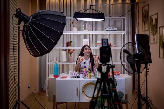 YouTube + Shopee tham vọng soán ngôi TikTok Shop: Người dùng chẳng để tâm, "chỗ nào rẻ hơn thì mua"