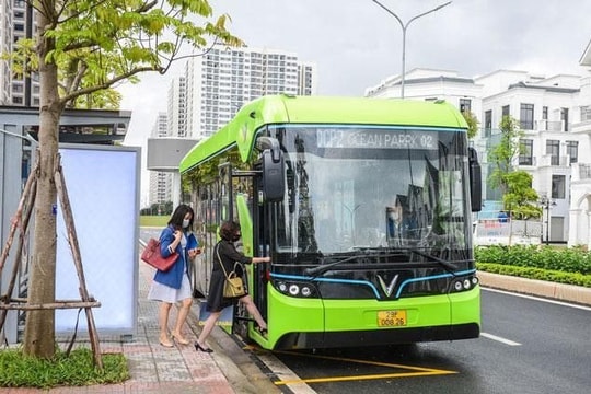 Nhiều hãng bus tại Hà Nội phục vụ hàng triệu lượt khách muốn chuyển sang dùng xe điện VinFast ngay từ tháng 2/2025