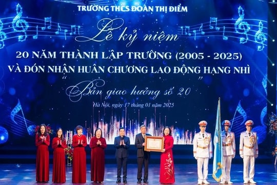 Trường THCS Đoàn Thị Điểm vinh dự đón nhận Huân chương lao động hạng Nhì