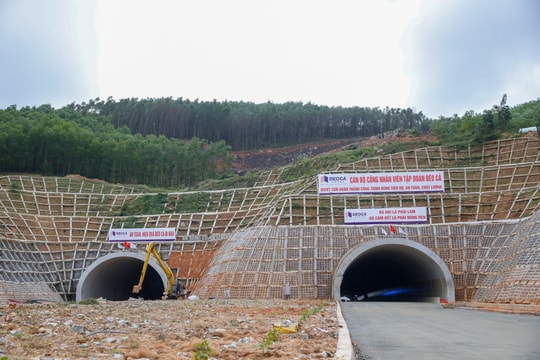 Cao tốc dài 88km hơn 20.000 tỷ đồng: 2/3 hầm xuyên núi được Liên danh Đèo Cả hoàn thành xây dựng, công nghệ đặc biệt giúp rút ngắn thời gian gần 7 tháng