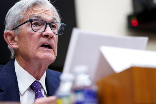 Chủ tịch Fed Jerome Powell tuyên bố siết chặt chính sách ngay từ giờ, nhấn mạnh không vội cắt giảm lãi suất vì lạm phát vẫn đang sôi sục