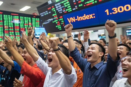 VN-Index vượt 1.300 điểm, cao nhất gần 1.000 ngày, nhà đầu tư chứng khoán "vỡ oà" sung sướng