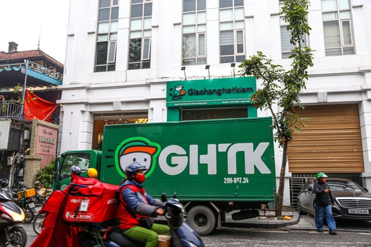 Mặt tiền có giá thuê 90 - 150 triệu đồng/tháng trở thành 'cứ địa' của kho hàng Shopee, Giao Hàng Tiết Kiệm, Viettel Post… trong khi shop bán lẻ rút về ngõ nhỏ