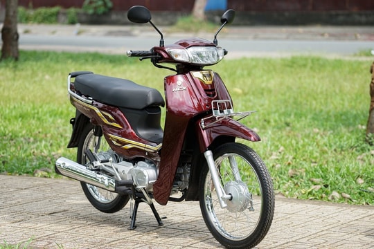 Honda Dream về đại lý Việt với số khung lộc phát cực độc: Chạy 50km/lít xăng, ánh vàng sang trọng, công nghệ hoài cổ