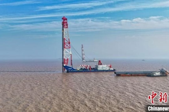 Trung Quốc cấy cọc thép gần 100m, nặng hơn 94 tấn xuống đáy biển, tạo ra "quái vật" khủng nhất thế giới trong lĩnh vực quan trọng