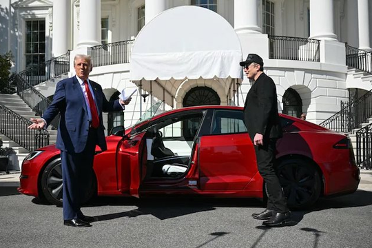 ‘Tẩy chay Tesla là phạm pháp’: Tổng thống Donald Trump ủng hộ Elon Musk, cho biết tỷ phú giàu nhất thế giới đang ‘đánh cược’ 330 tỷ USD tài sản để giúp người dân Mỹ