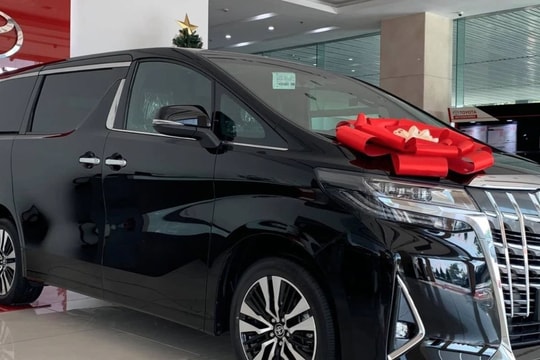 Thu hồi xe Toyota Alphard do có thể bị rơi ốp nắp ca-pô