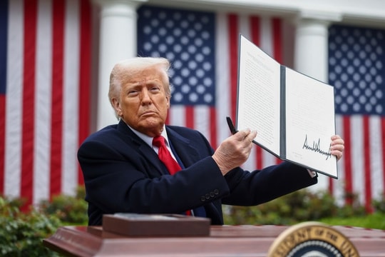 Ông Trump dự tính sẽ có thêm đợt áp thuế mới, cảnh báo "mức thuế chưa từng thấy" với một ngành hàng