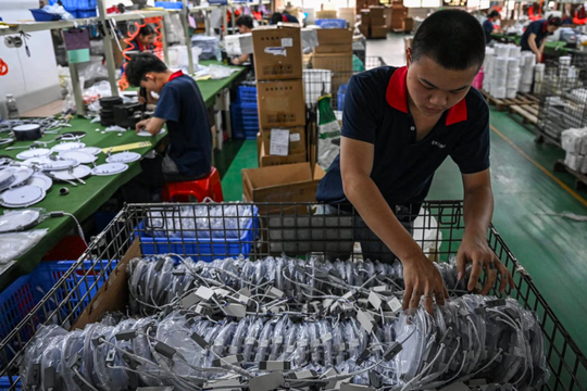 Kinh tế Trung Quốc đối diện loạt con số buồn, thuế quan của Mỹ khiến cả sản xuất lẫn xuất khẩu đều gặp “đá tảng”
