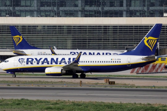 Bức xúc với thuế quan của ông Trump, một hãng hàng không châu Âu dọa hủy mua 330 máy bay Boeing và chuyển sang mua Comac của Trung Quốc