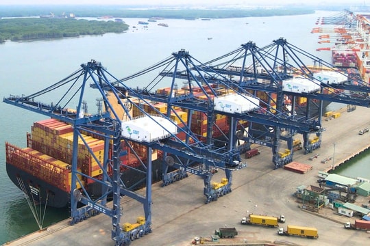 Cảng biển Việt Nam đón thành công một siêu tàu đang trên hải trình đến Bờ Tây Hoa Kỳ