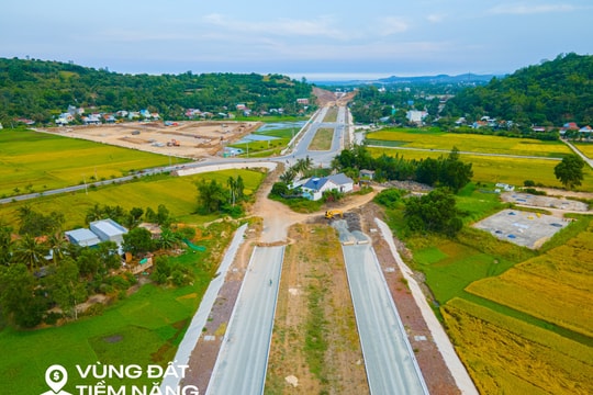 Toàn cảnh tuyến đường đang xây dựng qua “thiên đường hải sản”, đang được mời gọi đầu tư 2 dự án 5.700 tỷ đồng