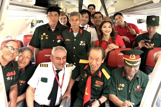 Đoàn khách đặc biệt đi máy bay của tỷ phú Nguyễn Thị Phương Thảo và hành động bất ngờ của đoàn tiếp viên