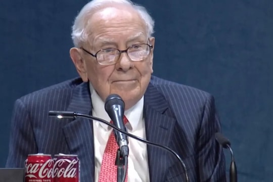 Warren Buffett: Mới đi làm từng quan tâm tới lương, thay vào đó hãy tập trung vào một 'yếu tố cực kỳ quan trọng' khác