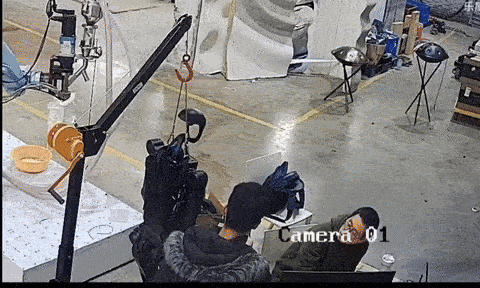 Video robot Trung Quốc bất ngờ nổi điên, "đấm đá túi bụi" chủ nhân: Người xem nghĩ về kịch bản đáng sợ