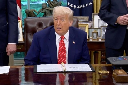 Ông Trump công bố thỏa thuận thương mại sơ bộ với Anh, bitcoin trở lại mốc 100.000 USD, Down Jones tăng hơn 250 điểm