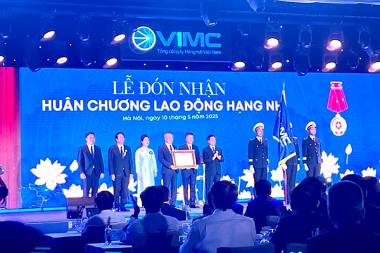 "Ông lớn" ngành cảng và vận tải biển Việt Nam đón nhận Huân chương Lao động Hạng Nhì