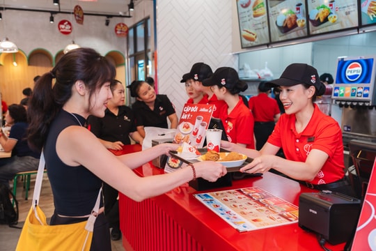 Cuộc chiến gà rán ở Việt Nam: Jollibee 'đe dọa' vị trí lớn nhất của Lotteria với 213 cửa hàng, báo lãi tăng 20% trong năm 2024