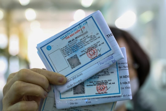 Chưa đầy 1 tháng nữa sẽ dừng cấp thẻ BHYT giấy, người dân cần làm gì để đảm bảo quyền lợi?