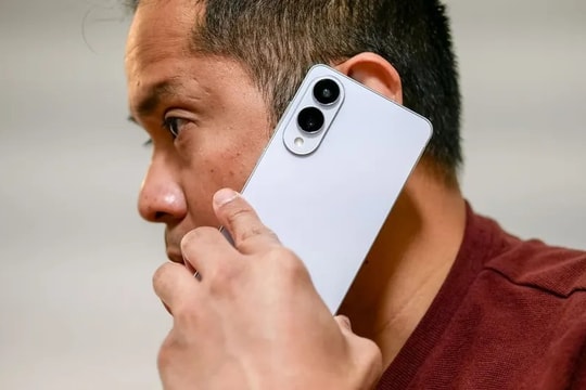 Trên tay "siêu phẩm" Galaxy S25 Edge vừa ra mắt: Chỉ 2 camera, pin yếu, rất đẹp, rất mỏng và cũng rất đắt