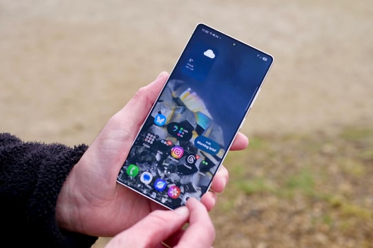 Nhà báo công nghệ: "Điện thoại Samsung có một tính năng vi diệu đến nỗi iPhone nên cầm sách bút sang học"