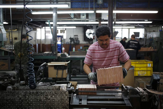 Mỹ - Trung hạ thuế xuống 30%, loạt doanh nghiệp sốt sắng 'tận dụng thời cơ' nhập thêm hàng nhưng vẫn 'than trời' vì thuế mới 'quá cao'