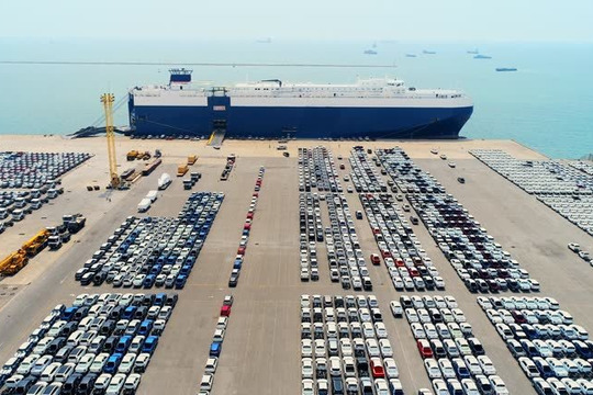 “Thủy quái” của láng giềng Việt Nam lập kỷ lục thế giới mới: dài 228m, rộng 37m, bắt đầu đi đến châu Âu
