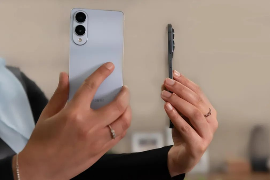 Chuyên gia review: "Điện thoại siêu mỏng của Samsung đẹp đấy, nhưng pin có dùng được một ngày không"?