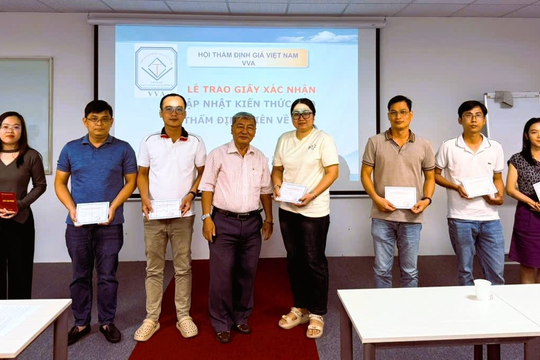 Bế giảng lớp cập nhật kiến thức về nghiệp vụ thẩm định giá CN2025.07