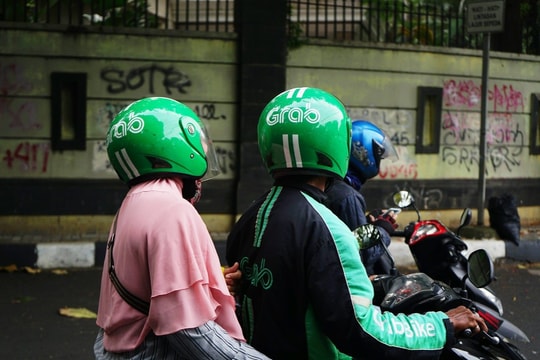 Chuyện gì đây: Hàng trăm tài xế Grab tại một quốc gia châu Á biểu tình, bị "cắt phế" tới 30% doanh thu mỗi cuốc xe, chạy 10-12h/ngày thu về không tới 155.000 đồng