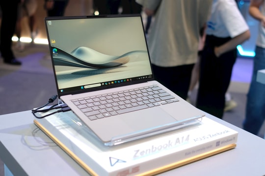 Cận cảnh mẫu laptop siêu mỏng nhẹ, dùng vật liệu đặc biệt của Asus tại Computex 2025