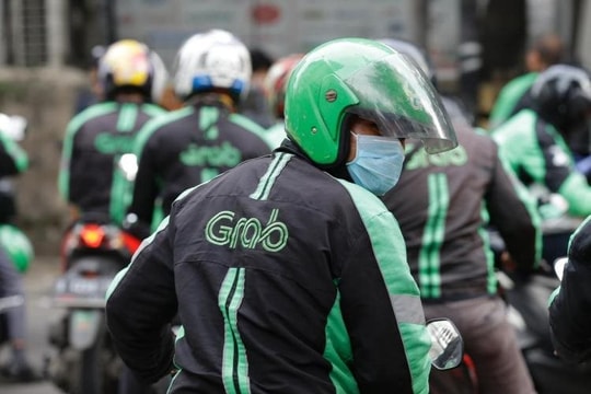 Chạy Grab, Gojek được 200k/ngày mà mỗi cuốc xe bị "cắt máu" đến 20%: Làm nghề này ở đây là khổ hay sướng?