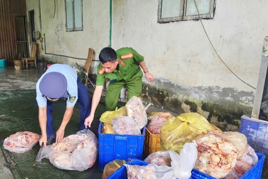 Một hộ kinh doanh trữ gần 4 tấn thực phẩm bốc mùi hôi thối