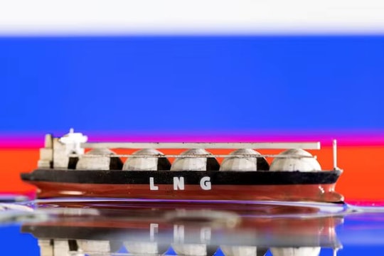 Giữa lúc doanh thu dầu khí giảm mạnh, Nga tìm được khách hàng mua khí đốt tiềm năng: Là quốc gia có căn cứ Hải quân Mỹ, lần đầu mua hàng triệu tấn LNG từ Moscow