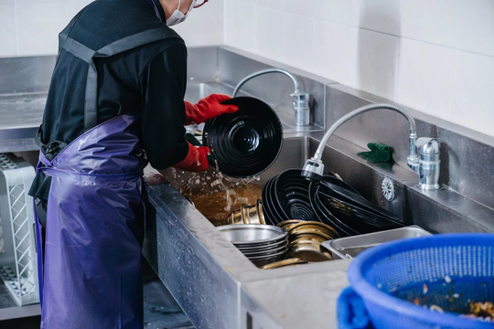 Không ngờ đến nghề này cũng bị cướp việc, nhân viên giờ chỉ biết rửa bát: "Chúng ta rồi thành vô dụng hết"