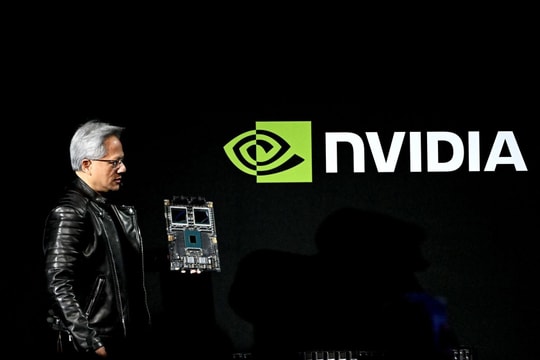 "Bố già" NVIDIA giữ vững ngai vàng AI: Ngoài Mỹ, Trung Quốc còn một "gã nhà giàu" khác dốc tiền tìm cách mua chip