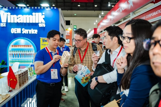 Vinamilk 20 năm miệt mài tham gia hội chợ F&B lớn nhất châu Á: Từ hãng sữa "vô danh" đến những hợp đồng "trung thành" hàng thập kỷ