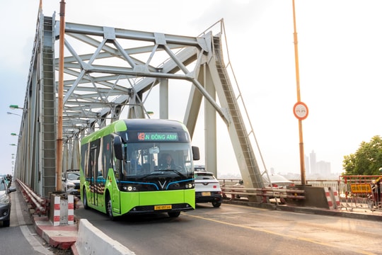 Hà Nội khai trương tuyến xe bus điện mới, công ty của tỷ phú Phạm Nhật Vượng tiến thêm một bước trên hành trình “Vì Thủ đô trong xanh”
