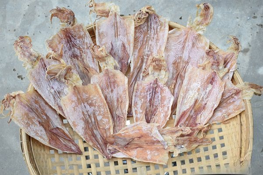 Đã chuyển khoản 110 triệu đồng mua 100kg mực nhưng người bán không cho nhận hàng, người đàn ông báo công an
