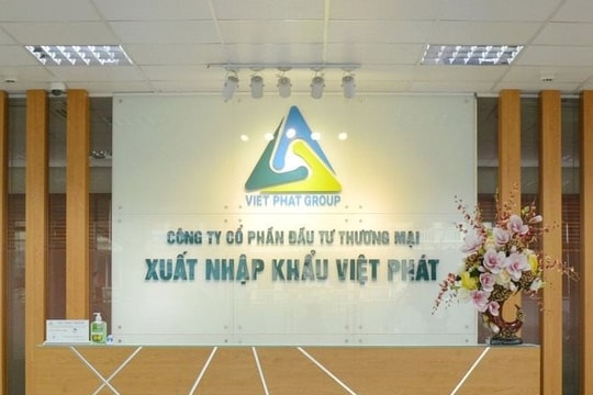 Chủ tịch vướng lao lý, vợ của thành viên HĐQT nhanh chóng bán sạch 132.000 cổ phiếu