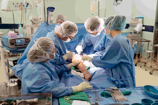 Bệnh viên và đại học của tỷ phú Phạm Nhật Vượng sản xuất xương bằng vật liệu in 3D, thay thế toàn bộ xương đùi cho bệnh nhi ung thư nhỏ tuổi nhất thế giới